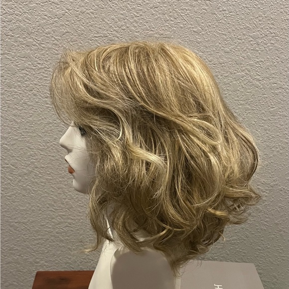 Raquel Welch It Curl
Pale Golden Honey RL16/88 - Picture 2 of 8